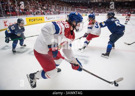 Budweis, Tschechische Republik. April 2025. Kristyna Kaltounkova aus Tschechien im Einsatz während der Eishockey-IIHF-Frauen-Weltmeisterschaft, dem Bronzemedaillenspiel Finnland gegen Tschechien, Ceske Budejovice, Tschechische Republik, 20. April 2025. Quelle: Petr Skrivanek/CTK Photo/Alamy Live News Stockfoto