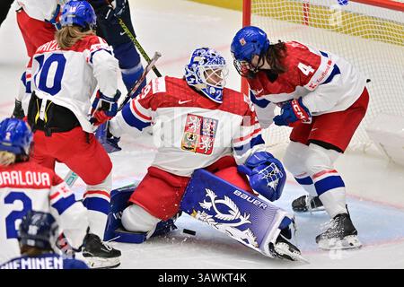 Budweis, Tschechische Republik. April 2025. (L-R) Denisa Krizova aus Tschechien, Torhüterin Klara Peslarova aus Tschechien und Daniela Pejsova aus Tschechien im Einsatz während der Eishockey-IIHF-Frauen-Weltmeisterschaft, des Bronzemedaillenspiels Finnland gegen Tschechien, Ceske Budejovice, Tschechische Republik, 20. April 2025. Quelle: Vaclav Pancer/CTK Photo/Alamy Live News Stockfoto