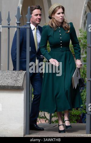 Windsor, Berkshire, Großbritannien. April 2025. Prinzessin Beatrice und ihr Ehemann Edoardo Mapelli Mozzi verlassen die St. George's Chapel auf Windsor Castle in Berkshire, nachdem sie am Ostersonntag den Gottesdienst besucht hatten. Quelle: Maureen McLean/Alamy Live News Stockfoto