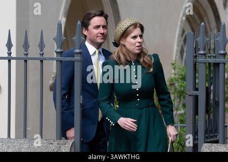 Windsor, Berkshire, Großbritannien. April 2025. Prinzessin Beatrice und ihr Ehemann Edoardo Mapelli Mozzi verlassen die St. George's Chapel auf Windsor Castle in Berkshire, nachdem sie am Ostersonntag den Gottesdienst besucht hatten. Quelle: Maureen McLean/Alamy Live News Stockfoto