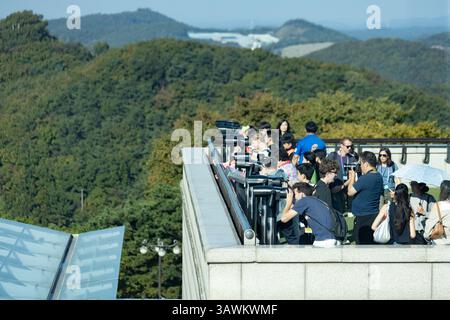 Die Leute beobachten Nordkorea auf der Seite des Flusses von DMZ in Südkorea Stockfoto