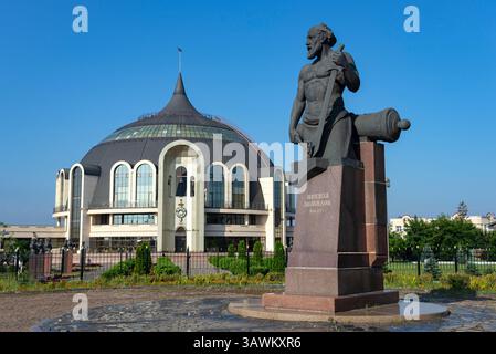 TULA, RUSSLAND - 15. JULI 2024: Denkmal für die Waffenschmiede Nikita Demidov im Museumsgebäude Tula Stockfoto