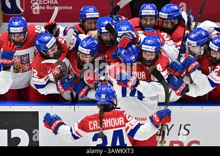 Budweis, Tschechische Republik. April 2025. Tschechische Spieler feiern das dritte Tor ihrer Mannschaft während der Eishockey IIHF Frauen-Weltmeisterschaft, dem Bronzemedaillenspiel Finnland gegen Tschechien, Ceske Budejovice, Tschechien, 20. April 2025. Quelle: Vaclav Pancer/CTK Photo/Alamy Live News Stockfoto