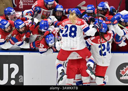 Budweis, Tschechische Republik. April 2025. Tschechische Spieler feiern das dritte Tor ihrer Mannschaft während der Eishockey IIHF Frauen-Weltmeisterschaft, dem Bronzemedaillenspiel Finnland gegen Tschechien, Ceske Budejovice, Tschechien, 20. April 2025. Quelle: Vaclav Pancer/CTK Photo/Alamy Live News Stockfoto