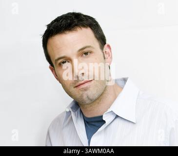27. März 2009 – Hollywood, Kalifornien, USA – BEN AFFLECK wirbt für „State of Play“. Benjamin Geza Affleck-Boldt (* 15. August 1972), besser bekannt als Ben Affleck, ist ein US-amerikanischer Schauspieler und Filmemacher. Er begann seine Karriere als Kinderdarsteller und spielte in der PBS-Serie The Voyage of the Mimi (1984, 1988). Später trat er in der Coming-of-Age-Komödie Dazed and Confused (1993) auf, darunter Chasing Amy (1997) und Dogma (1999). Affleck erlangte Berühmtheit, als er und sein Jugendfreund M. Damon 1997 den Golden Globe and Academy Award für das beste Originaldrehbuch für Good will Hunting gewann. Er Stockfoto