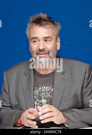 3. November 2011: Hollywood, Kalifornien, USA: LUC BESSON des Films „die Dame“ in Hollywood. Luc Besson (* 18. März 1959) ist ein französischer Filmregisseur, Drehbuchautor und Produzent. Er führte Regie und produzierte die Filme Subway (1985), The Big Blue (1988) und Nikita (1990). Besson ist bekannt für seinen unverwechselbaren Filmstil und wird mit der Bewegung, die Filmkritiker Cinema du Look nennen, in Verbindung gebracht. Für seine Filme Leon: Der Profi und der Messenger: Die Geschichte von Joan of Arc wurde er für den Cesar Award für den besten Regisseur und den besten Film nominiert. Er gewann den Titel Best Director und Best French Direct Stockfoto