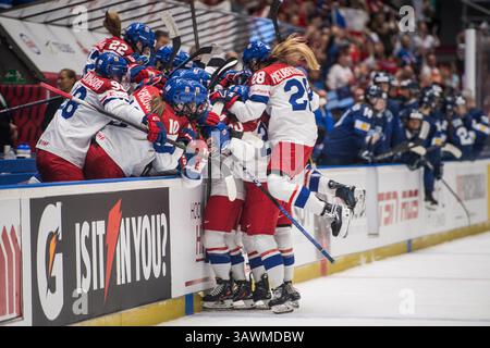 Budweis, Tschechische Republik. April 2025. Tschechische Spieler feiern das dritte Tor ihrer Mannschaft während der Eishockey IIHF Frauen-Weltmeisterschaft, dem Bronzemedaillenspiel Finnland gegen Tschechien, Ceske Budejovice, Tschechien, 20. April 2025. Quelle: Petr Skrivanek/CTK Photo/Alamy Live News Stockfoto