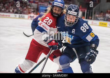 Budweis, Tschechische Republik. April 2025. Noemi Neubauerova aus Tschechien, links, und Ronja Savolainen aus Finnland im Einsatz während der Eishockey IIHF Frauen-Weltmeisterschaft, dem Bronzemedaillenspiel Finnland gegen Tschechien, Ceske Budejovice, Tschechische Republik, 20. April 2025. Quelle: Petr Skrivanek/CTK Photo/Alamy Live News Stockfoto