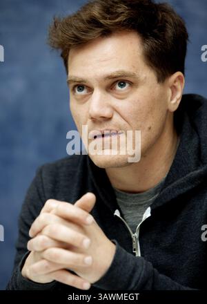 11. März 2010 – Hollywood, Kalifornien, USA – MICHAEL SHANNON wirbt für „The Runaways“ (2010). Michael Corbett Shannon (* 7. August 1974) ist ein US-amerikanischer Schauspieler und Musiker. Shannon erhielt erstmals Aufmerksamkeit für seinen Auftritt in der 8 Mile 2002, wo er den Freund von Eminems Mutter, gespielt von Kim Basinger, porträtierte. 2008 wurde er für den Academy Award als bester Nebendarsteller für seine Aufführung in der Revolutionary Road nominiert. Er spielte Nelson Van Alden in der HBO-Serie Boardwalk Empire (2010–2014). Seine Auftritte in dem Film Take Shelter von 2011 führten zu weiteren Entwicklungen Stockfoto