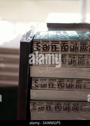 Stapel von Indie-Fotobüchern mit einzigartigem Rückendesign bei SKWAT Tokyo Stockfoto