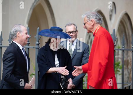 Windsor, Berkshire, Großbritannien. April 2025. David Armstrong-Jones (L), 2. Earl of Snowdon und Lady Sarah Chatto, Sohn und Tochter der verstorbenen Prinzessin Margaret, verließen die St. George's Chapel, nachdem sie am Ostersonntag teilgenommen hatten. Quelle: Maureen McLean/Alamy Live News Stockfoto