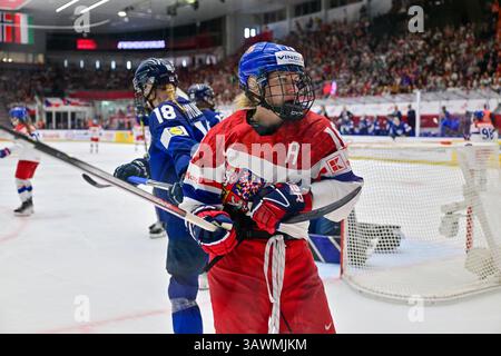 Budweis, Tschechische Republik. April 2025. Katerina Mrazova aus Tschechien während der Eishockey-IIHF-Frauen-Weltmeisterschaft, dem Bronzemedaillenspiel Finnland gegen Tschechien, Ceske Budejovice, Tschechische Republik, 20. April 2025. Quelle: Vaclav Pancer/CTK Photo/Alamy Live News Stockfoto