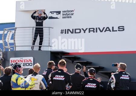 31. Juli 2016 – Lexington, Ohio, USA – SIMON Penske Fahrer (22) feiert nach dem Sieg des Honda Indy 200 in Mid-Ohio. (Bild: © Adam Lacy via ZUMA Wire) Stockfoto
