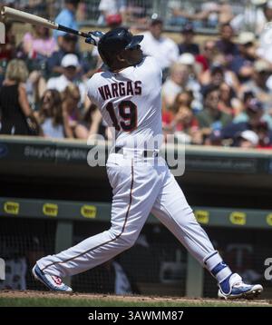 31. Juli 2016 – Minneapolis, MN, USA – Minnesota Twins ernannte Hitter Kennys Vargas (19) hält seine Anhänger durch, als er im ersten Inning gegen die Chicago White Sox am Sonntag, 31. Juli 2016 in Minneapolis, Minnt. Einen zwei-Lauf-Homerun traf (Foto: © Isaac Hale/TNS via ZUMA Wire) Stockfoto