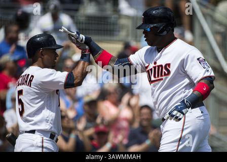 31. Juli 2016 - Minneapolis, MN, USA - Minnesota Twins ernannte Kennys Vargas (19) High-Fives Shortstop Eduardo Escobar (5), als Vargas am Sonntag, den 31. Juli 2016 in Minneapolis, Minnt. Einen zwei-Lauf-Homerun im ersten Inning gegen die Chicago White Sox traf (Kreditbild: © Isaac Hale/TNS via ZUMA Wire) Stockfoto