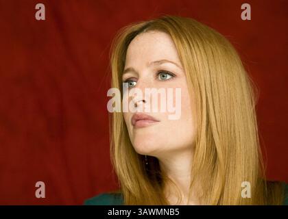 20. Juli 2008 – Hollywood, Kalifornien, USA – GILLIAN ANDERSON wirbt für „The X-Files: I Want to Believe“ in Los Angeles. Gillian Leigh Anderson (* 9. August 1968 in London) ist eine US-amerikanische Schauspielerin, Schauspielerin und Schriftstellerin. Zu ihren Beiträgen zählen die Rollen der FBI Special Agent Dana Scully in der langjährigen und weit verbreiteten Serie The X-Files, die unglückliche Sozialistin Lily Bart in „The House of Mirth“ (2000) und DSI Stella Gibson in der BBC-Krimi-Fernsehserie The Fall. Unter anderem gewann Anderson einen Primetime Emmy Award, einen Golden Globe Award und zwei SCR Stockfoto