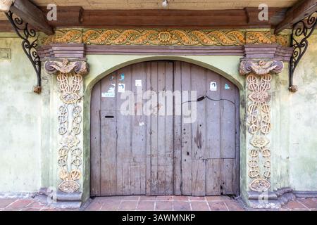 Hauptportal des Don Jose Bautista Hauses aus dem 19. Jahrhundert in Malolos, Bulacan, Philippinen, und mit reich geschnitzten Basreliefs verziert Stockfoto