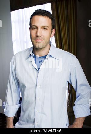 27. März 2009 – Hollywood, Kalifornien, USA – BEN AFFLECK wirbt für „State of Play“. Benjamin Geza Affleck-Boldt (* 15. August 1972), besser bekannt als Ben Affleck, ist ein US-amerikanischer Schauspieler und Filmemacher. Er begann seine Karriere als Kinderdarsteller und spielte in der PBS-Serie The Voyage of the Mimi (1984, 1988). Später trat er in der Coming-of-Age-Komödie Dazed and Confused (1993) und in verschiedenen Kevin Smith Filmen auf, darunter Chasing Amy (1997) und Dogma (1999). Affleck wurde berühmt, als er und sein Jugendfreund Matt Damon den Golden Globe and Academy Award für das beste Originaldrehbuch für Goo gewann Stockfoto