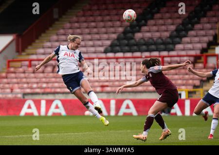 LONDON, ENGLAND – 20. APRIL: Martha Thomas von Tottenham Hotspur Women während des Spiels der Barclays Women's Super League zwischen Tottenham Hotspur Women und Aston Villa Women im Brisbane Road Stadium am 20. April 2025 in London Credit: Nina Farooqi/Alamy Live News Stockfoto