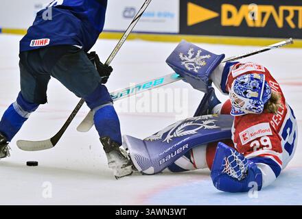Budweis, Tschechische Republik. April 2025. Torhüterin Klara Peslarova aus Tschechien im Einsatz während der Eishockey-IIHF-Frauen-Weltmeisterschaft, dem Bronzemedaillenspiel Finnland gegen Tschechien, Ceske Budejovice, Tschechien, 20. April 2025. Quelle: Vaclav Pancer/CTK Photo/Alamy Live News Stockfoto