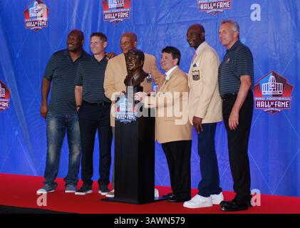 6. August 2016: Edward J. DeBartolo Jr. mit seinen 49er Hall of Fame Mitgliedern während der Pro Football Hall of Fame Verankerung in Canton, OH. Jason Pohuski/CSM(Credit Image: &Copy; Jason Pohuski/Cal Sport Media via ZUMA Wire) Stockfoto