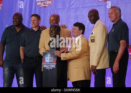6. August 2016: Edward J. DeBartolo Jr. und 49ers Hall of Fame Mitglieder während der Pro Football Hall of Fame Verankerung in Canton, OH. Jason Pohuski/CSM(Credit Image: &Copy; Jason Pohuski/Cal Sport Media via ZUMA Wire) Stockfoto