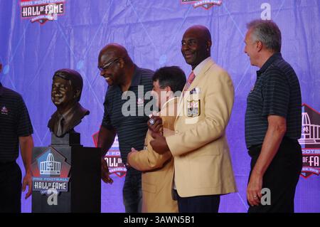6. August 2016: Edward J. DeBartolo Jr. und 49ers Hall of Fame Mitglieder während der Pro Football Hall of Fame Verankerung in Canton, OH. Jason Pohuski/CSM(Credit Image: &Copy; Jason Pohuski/Cal Sport Media via ZUMA Wire) Stockfoto