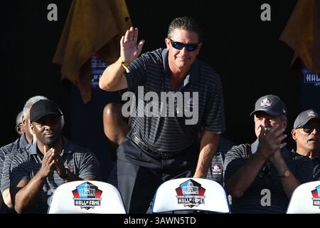 6. August 2016: Canton, Ohio, Vereinigte Staaten – der ehemalige Miami Dolphins Quarterback Dan Marino wird während der NFL Hall of Fame Verankerung 2016 im Tom Benson Hall of Fame Stadium vorgestellt. (Bild: © Debby Wong via ZUMA Wire) Stockfoto