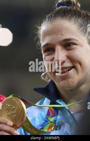 6. August 2016 – Rio de Janeiro, Brasilien – Paula Pareta aus Argentinien zeigt ihre Goldmedaille während der Podiumseremonie des 48 Kilogramm schweren Judo-Wettbewerbs bei den Olympischen Sommerspielen 2016 in Rio in der Carioca Arena 2. (Bild: © Geraldo Bubniak via ZUMA Wire) Stockfoto
