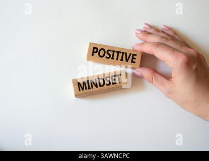 Positives Mindset-Symbol. Concept Words positive Einstellung auf Holzblöcken. Geschäftsmann Hand. Schöner weißer Hintergrund. Business und positive Einstellung Stockfoto