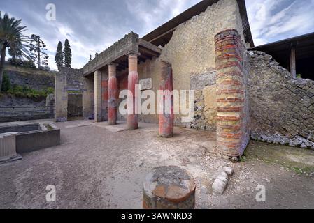 Herculaneum, Italien – 26. Juni 2018: Haus des Relief von Telephos (Casa del Rilievo di Telefo), eine römische Adelsvilla in Herculaneum mit roten Säulen. Stockfoto