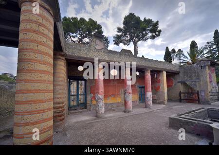 Herculaneum, Italien – 26. Juni 2018: Haus des Relief von Telephos (Casa del Rilievo di Telefo), eine römische Adelsvilla in Herculaneum mit roten Säulen. Stockfoto