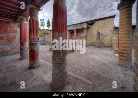 Herculaneum, Italien – 26. Juni 2018: Haus des Relief von Telephos (Casa del Rilievo di Telefo), eine römische Adelsvilla in Herculaneum mit roten Säulen. Stockfoto