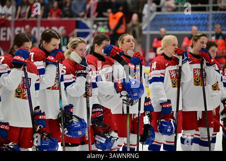 Budweis, Tschechische Republik. April 2025. Die tschechischen Spieler reagieren enttäuscht nach der Eishockey-IIHF-Frauen-Weltmeisterschaft, dem Bronzemedaillenspiel Finnland gegen Tschechien, Ceske Budejovice, Tschechien, 20. April 2025. Quelle: Vaclav Pancer/CTK Photo/Alamy Live News Stockfoto