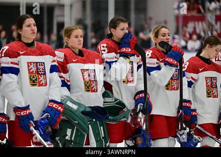 Budweis, Tschechische Republik. April 2025. Die tschechischen Spieler reagieren enttäuscht nach der Eishockey-IIHF-Frauen-Weltmeisterschaft, dem Bronzemedaillenspiel Finnland gegen Tschechien, Ceske Budejovice, Tschechien, 20. April 2025. Quelle: Vaclav Pancer/CTK Photo/Alamy Live News Stockfoto