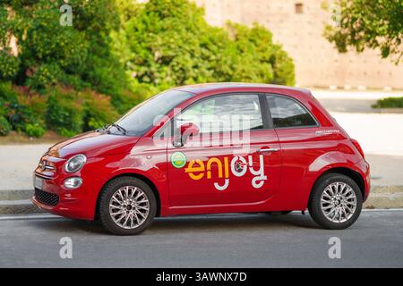 Mailand, Italien - 20. September 2024: Seitenansicht eines roten Fiat 500 Genießen Sie ein Auto, das auf einer Stadtstraße geparkt wird Stockfoto