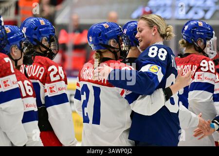 Budweis, Tschechische Republik. April 2025. Tereza Vanisova aus Tschechien, links, und Ronja Savolainen aus Finnland nach der Eishockey IIHF Frauen-Weltmeisterschaft, dem Bronzemedaillenspiel Finnland gegen Tschechien, Ceske Budejovice, Tschechische Republik, 20. April 2025. Quelle: Vaclav Pancer/CTK Photo/Alamy Live News Stockfoto