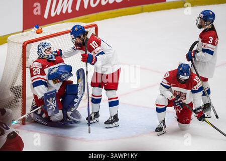 Budweis, Tschechische Republik. April 2025. Torhüterin Klara Peslarova aus Tschechien, verließ mit ihren Teamkollegen enttäuscht nach der Eishockey IIHF Frauen-Weltmeisterschaft, dem Bronzemedaillenspiel Finnland gegen Tschechien, Ceske Budejovice, Tschechische Republik, 20. April 2025. Quelle: Petr Skrivanek/CTK Photo/Alamy Live News Stockfoto