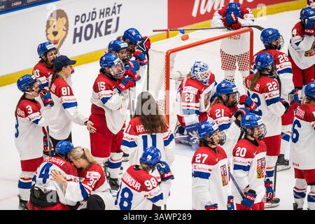 Budweis, Tschechische Republik. April 2025. Die tschechischen Spieler reagieren enttäuscht nach der Eishockey-IIHF-Frauen-Weltmeisterschaft, dem Bronzemedaillenspiel Finnland gegen Tschechien, Ceske Budejovice, Tschechien, 20. April 2025. Quelle: Petr Skrivanek/CTK Photo/Alamy Live News Stockfoto