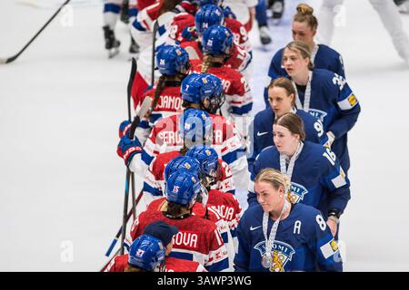 Budweis, Tschechische Republik. April 2025. Spieler aus Tschechien, links und Finnland begrüßen sich nach der Eishockey IIHF Frauen-Weltmeisterschaft, dem Bronzemedaillenspiel Finnland gegen Tschechien, Ceske Budejovice, Tschechische Republik, 20. April 2025. Quelle: Petr Skrivanek/CTK Photo/Alamy Live News Stockfoto