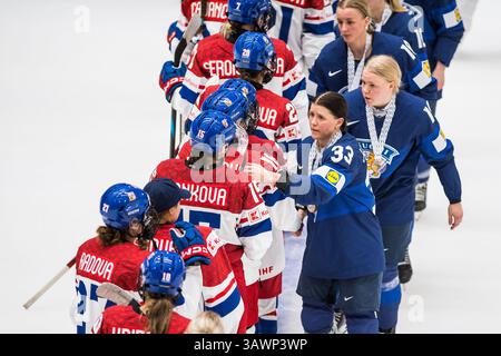 Budweis, Tschechische Republik. April 2025. Spieler aus Tschechien, links und Finnland begrüßen sich nach der Eishockey IIHF Frauen-Weltmeisterschaft, dem Bronzemedaillenspiel Finnland gegen Tschechien, Ceske Budejovice, Tschechische Republik, 20. April 2025. Quelle: Petr Skrivanek/CTK Photo/Alamy Live News Stockfoto