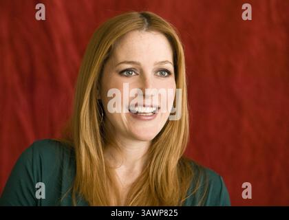 20. Juli 2008 – Hollywood, Kalifornien, USA – GILLIAN ANDERSON wirbt für „The X-Files: I Want to Believe“ in Los Angeles. Gillian Leigh Anderson (* 9. August 1968 in London) ist eine US-amerikanische Schauspielerin, Schauspielerin und Schriftstellerin. Zu ihren Beiträgen zählen die Rollen der FBI Special Agent Dana Scully in der langjährigen und weit verbreiteten Serie The X-Files, die unglückliche Sozialistin Lily Bart in „The House of Mirth“ (2000) und DSI Stella Gibson in der BBC-Krimi-Fernsehserie The Fall. Unter anderem gewann Anderson einen Primetime Emmy Award, einen Golden Globe Award und zwei SCR Stockfoto