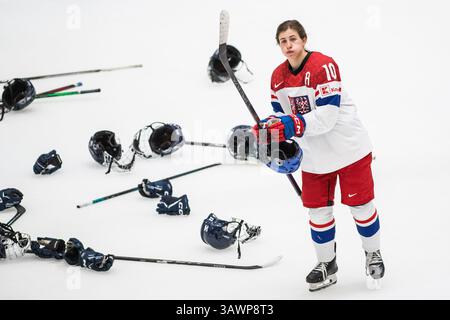 Budweis, Tschechische Republik. April 2025. Denisa Krizova aus Tschechien dankt den Fans nach der Eishockey IIHF Frauen-Weltmeisterschaft, dem Bronzemedaillenspiel Finnland gegen Tschechien, Ceske Budejovice, Tschechische Republik, 20. April 2025. Quelle: Petr Skrivanek/CTK Photo/Alamy Live News Stockfoto