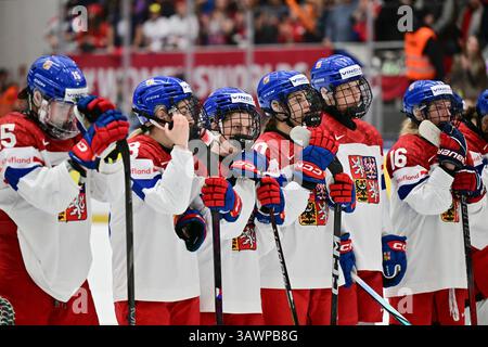 Budweis, Tschechische Republik. April 2025. Die tschechischen Spieler reagieren enttäuscht nach der Eishockey-IIHF-Frauen-Weltmeisterschaft, dem Bronzemedaillenspiel Finnland gegen Tschechien, Ceske Budejovice, Tschechien, 20. April 2025. Quelle: Vaclav Pancer/CTK Photo/Alamy Live News Stockfoto