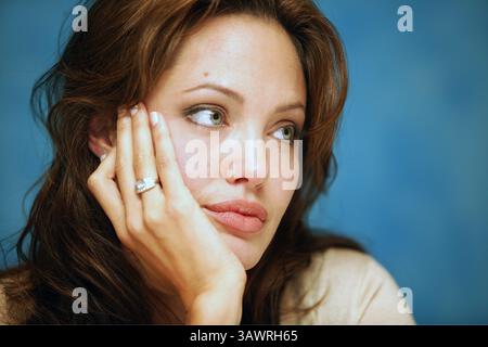 1. Januar 2003 - London, England, Vereinigtes Königreich - ANGELINA JOLIE wirbt für „Tomb Raider 2“. Angelina Jolie (* 4. Juni 1975 in Kalifornien) ist eine US-amerikanische Schauspielerin, Filmemacherin und humanitäre Mitarbeiterin. Sie erhielt einen Academy Award, zwei Screen Actors Guild Awards und drei Golden Globe Awards und wurde als Hollywoods bestbezahlte Schauspielerin bezeichnet. Jolie gab ihr Kindesdebüt zusammen mit ihrem Vater J. Voight in Lookin' to Get Out (1982). Ihre Filmkarriere begann ein Jahrzehnt später mit der Low-Budget-Produktion Cyborg 2 (1993), gefolgt von ihrer ersten Hauptrolle in einem großen Film, Ha Stockfoto