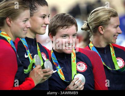 13. August 2016 – Rio de Janeiro, BRA – die US-Radrennfahrer Sarah Hammer, Chloe Dygert Kelly Catlin und Jennifer Valente erhalten die Silbermedaille im Rennsport-Team der Frauen am Samstag, den 13. August 2016, im Olympischen Velodrome Rio de Janeiro, Brasilien. Großbritannien gewann die Goldmedaille bei der Veranstaltung. (Bild: © Brian Peterson/TNS Via ZUMA Wire) Stockfoto