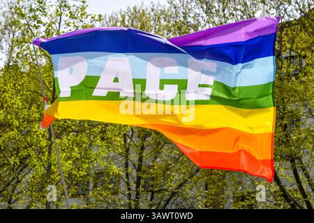 Deutschland, Baden-Württemberg, Stuttgart 20.04.2025, Deutschland, DE, Baden-Württemberg, Stuttgart, im Bild Themenbild, Ostermarsch Stuttgart, Marsch, Demo, Fahne, Peace, Regenbogenfahne, Sprueche, Banner, Frieden, Kundgebung,Stadtansichten, Feature, Symbolbild Baden-Württemberg *** Deutschland, Baden Württemberg, Stuttgart 20 04 2025, Deutschland, DE, Baden Württemberg, Stuttgart, im Bild Themenbild Ostermarsch Stuttgart, märz, Demonstration, Flagge, Frieden, Regenbogenflagge, Slogans, Banner, Frieden, Rallye, Stadtblick, Feature, Symbolbild Baden-Württemberg Deutschland, Baden-Wuertte Stockfoto