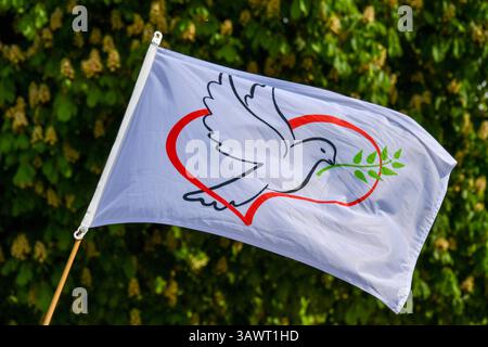 Deutschland, Baden-Württemberg, Stuttgart 20.04.2025, Deutschland, DE, Baden-Württemberg, Stuttgart, im Bild Themenbild, Ostermarsch Stuttgart, Marsch, Demo, Fahne, Friedenstaube, Schilder, Sprueche, Banner, Menschen, Frieden, Kundgebung, Stadtansichten, Feature, Symbolbild Baden-Württemberg *** Deutschland, Baden Württemberg, Stuttgart 20 04 2025, Deutschland, DE, Baden Württemberg, Stuttgart, im Bild Themenbild Ostermarsch Stuttgart, märz, Demonstration, Flagge, Taube des Friedens, Zeichen, Slogans, Banner, Menschen, Frieden, Rallye, Stadtblick, Feature, Symbolbild Baden-Württemberg Deuts Stockfoto