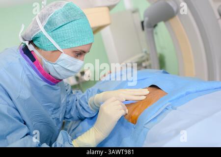 Chirurgin im Operationssaal Stockfoto