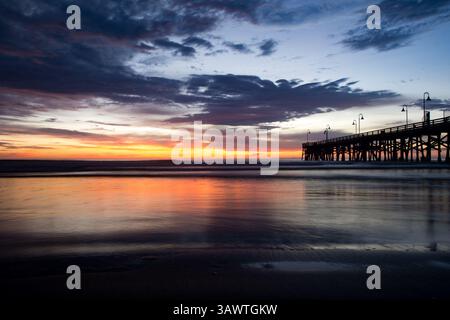 August 2016 - Daytona Beach, Florida, USA S - der Himmel erhellt sich früh, wenn die Sonne vom Atlantik in der Nähe des berühmten Daytona Beach Pier aufgeht. (Kreditbild: © Michael Johnson via ZUMA Wire) Stockfoto